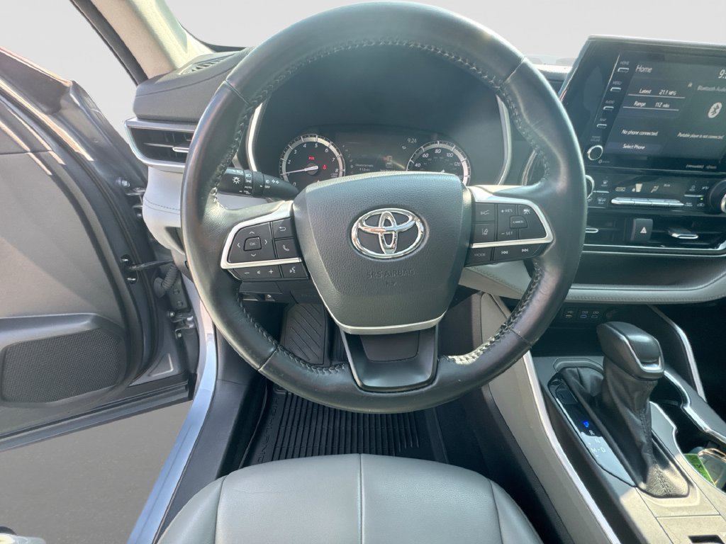 Used 2022 Toyota Highlander XLE AWD/4WD image 10