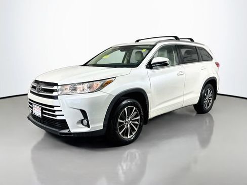 Used 2018 Toyota Highlander XLE AWD/4WD image 2