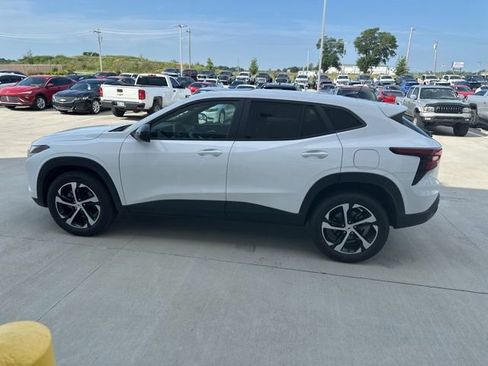 Used 2024 Chevrolet Trax RS w/ Sunroof Package FWD image 6