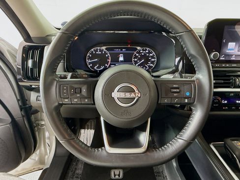 Used 2025 Nissan Pathfinder SV FWD image 11