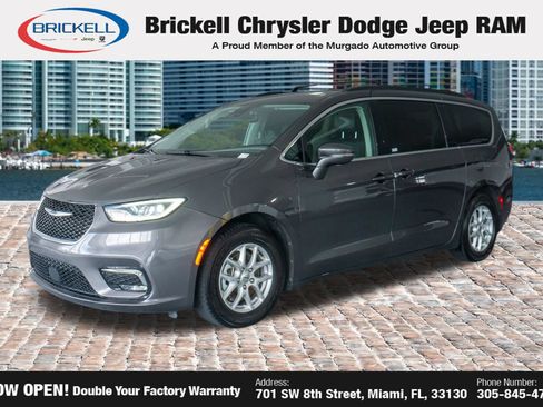 Used 2022 Chrysler Pacifica Touring-L FWD image 3
