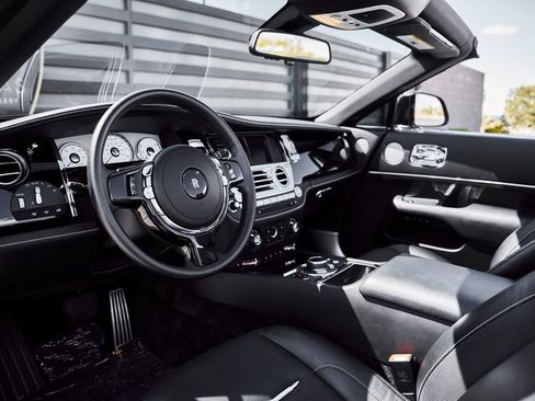 Used 2018 Rolls-Royce Dawn RWD image 2