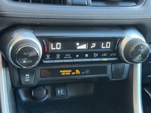 Used 2019 Toyota RAV4 LE AWD/4WD image 22