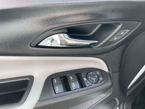 Used 2019 Chevrolet Equinox LS FWD image 11