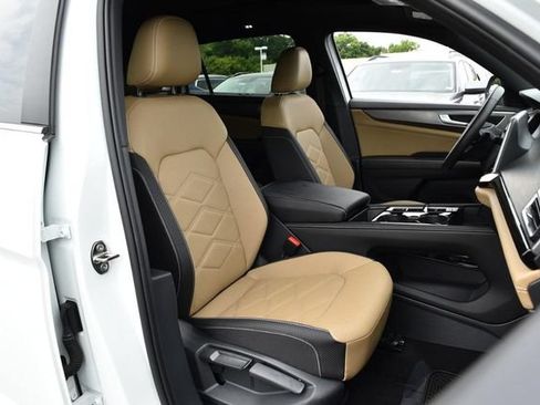 Used 2025 Volkswagen Atlas Cross Sport SE w/ Panoramic Sunroof Package FWD image 20
