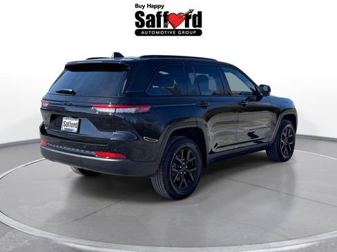 Used 2025 Jeep Grand Cherokee Altitude AWD/4WD image 9