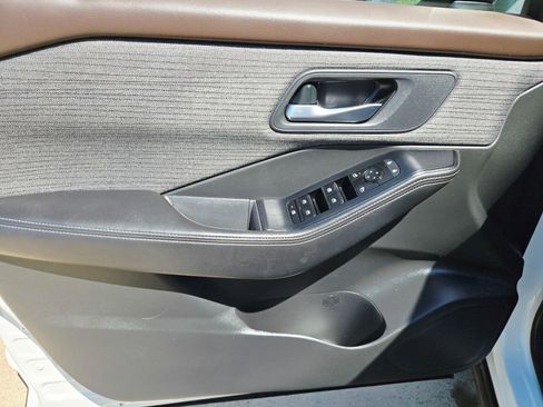 Used 2023 Nissan Rogue SV image 27