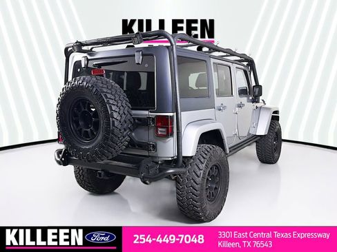 Used 2017 Jeep Wrangler Unlimited Sahara AWD/4WD image 8