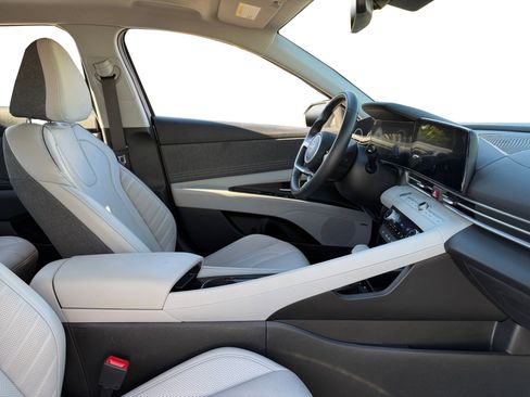 Used 2025 Hyundai Elantra Limited image 14