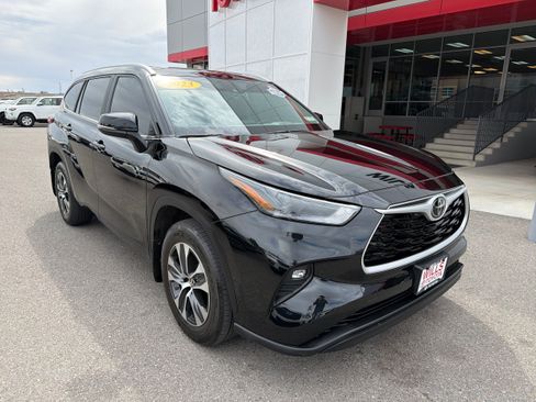 Used 2023 Toyota Highlander XLE AWD/4WD image 1