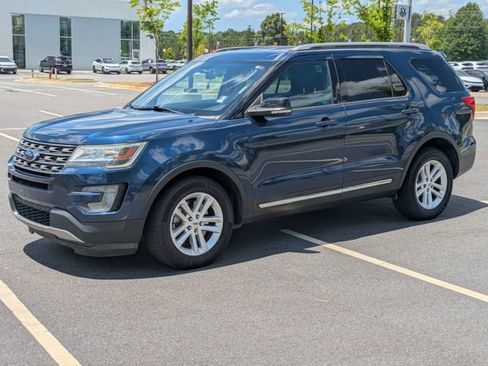 Used 2017 Ford Explorer XLT FWD image 8