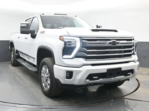 Used 2024 Chevrolet Silverado 2500 High Country w/ High Country Premium Package AWD/4WD image 2