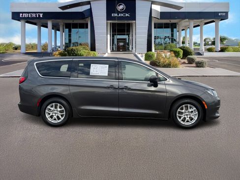 Used 2022 Chrysler Voyager LX image 2