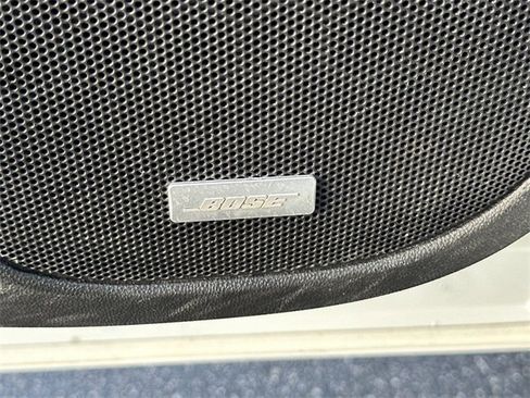 Used 2023 GMC Acadia SLT image 16