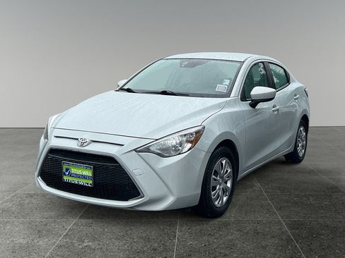 Used 2020 Toyota Yaris L image 4