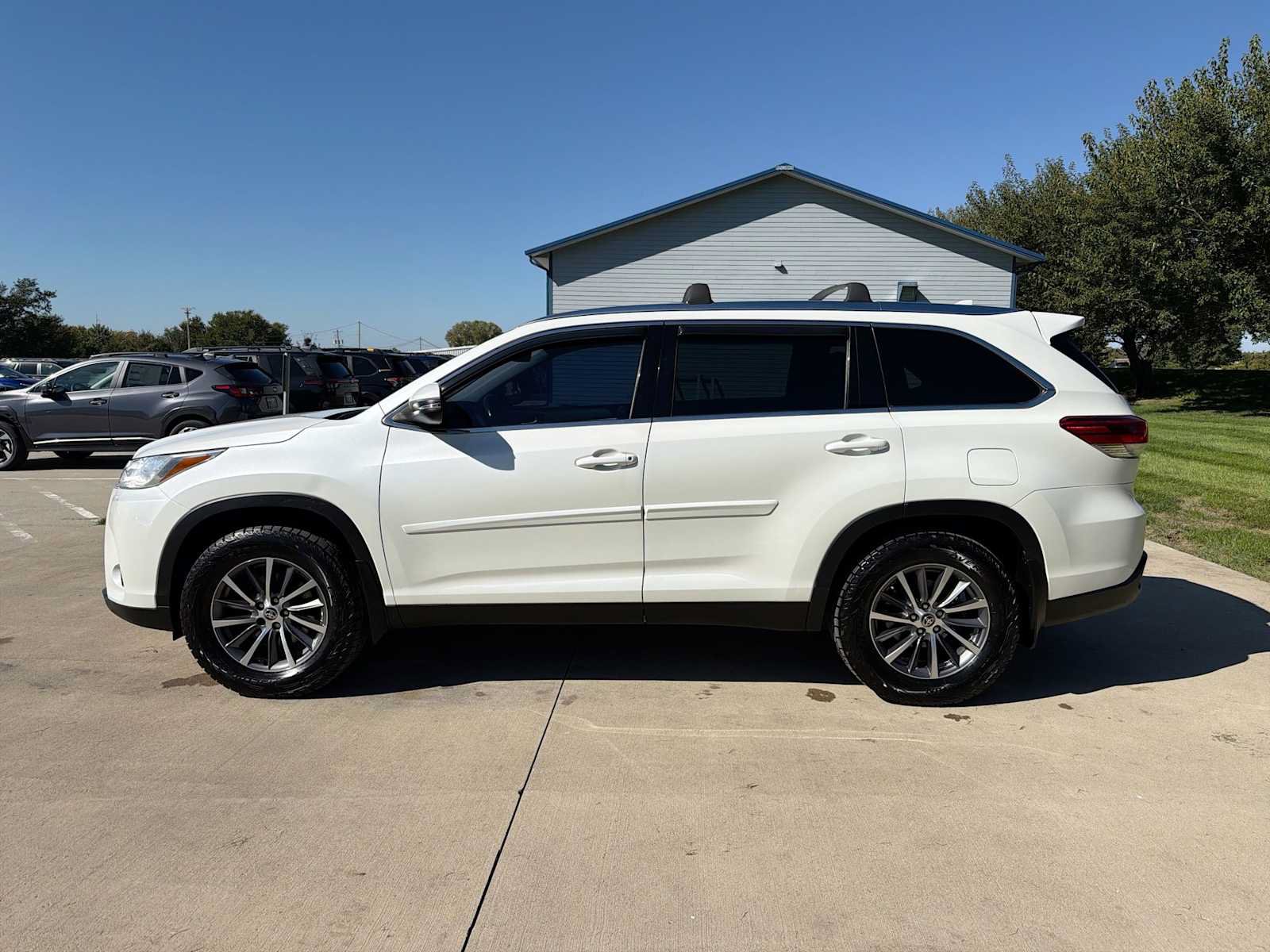 Used 2019 Toyota Highlander XLE AWD/4WD image 3