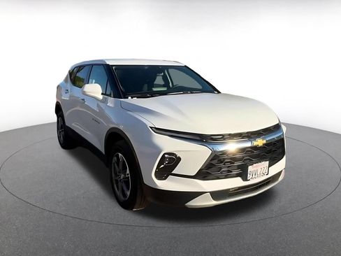 Used 2026 Chevrolet Blazer LT FWD image 3