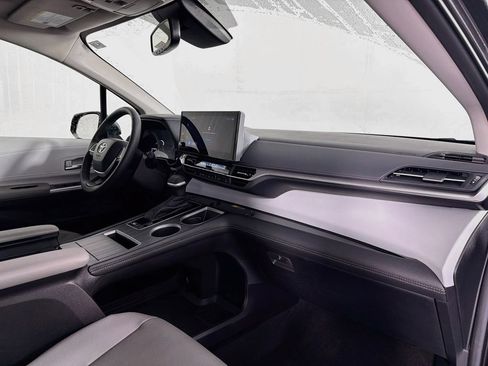 Used 2025 Toyota Sienna XLE FWD image 35