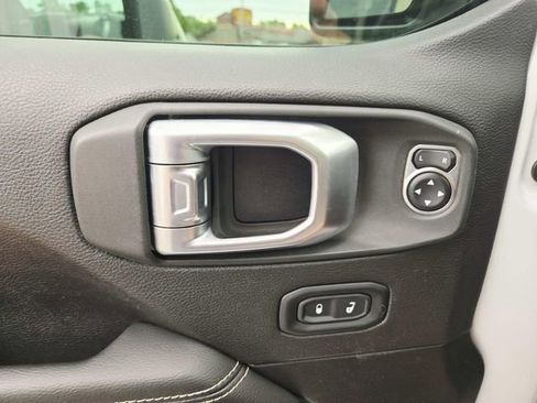 Used 2020 Jeep Wrangler Unlimited Sahara AWD/4WD image 32