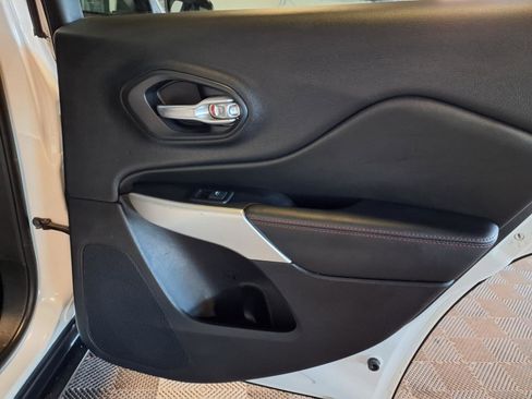 Used 2017 Jeep Cherokee Trailhawk w/ Cold Weather Group image 10