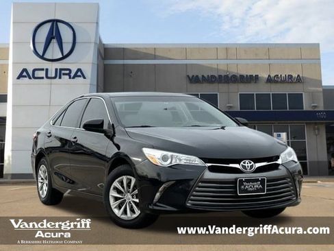 Used 2017 Toyota Camry image 1