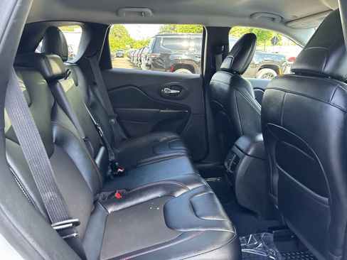 Used 2022 Jeep Cherokee Trailhawk w/ Comfort/Convenience Group AWD/4WD image 7