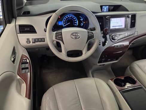 Used 2013 Toyota Sienna XLE w/ Premium Pkg FWD image 11