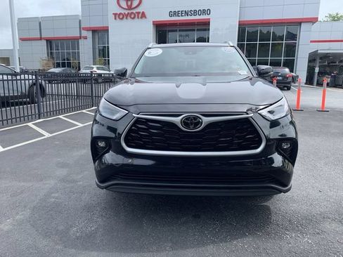 Used 2024 Toyota Highlander XLE FWD image 3
