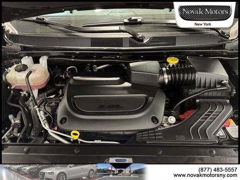 Used 2025 Chrysler Pacifica Select image 15