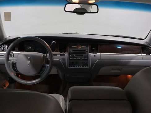 Used 2006 Lincoln Town Car Signature RWD image 15