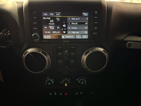 Used 2017 Jeep Wrangler Unlimited Rubicon AWD/4WD image 22