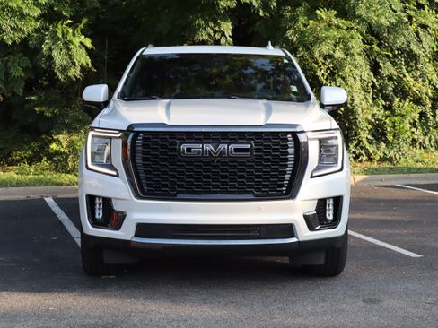 Used 2023 GMC Yukon XL Denali Ultimate AWD/4WD image 3