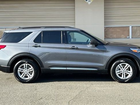 Used 2023 Ford Explorer XLT w/ Equipment Group 202A image 3