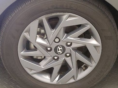 Used 2024 Hyundai Elantra SEL FWD image 31