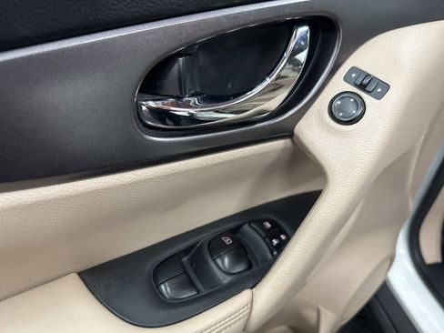 Used 2016 Nissan Rogue SV AWD/4WD image 18