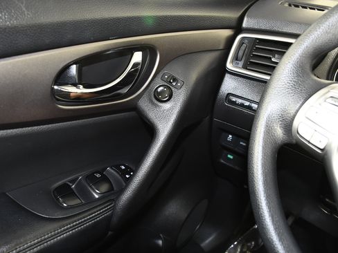 Used 2015 Nissan Rogue S AWD/4WD image 30