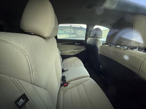 Used 2018 Kia Sorento FWD image 4