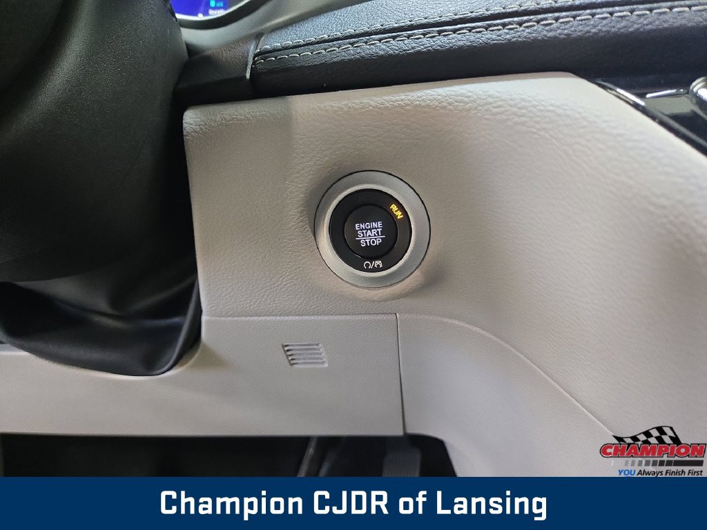 Used 2023 Chrysler Pacifica Touring-L FWD image 21