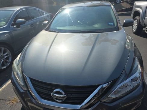 Used 2017 Nissan Altima 2.5 SL w/ Moonroof Package FWD image 2