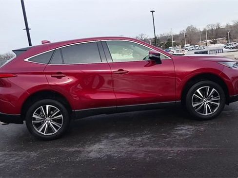 Used 2022 Toyota Venza XLE image 3