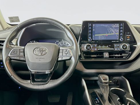 Used 2021 Toyota Highlander XLE image 18