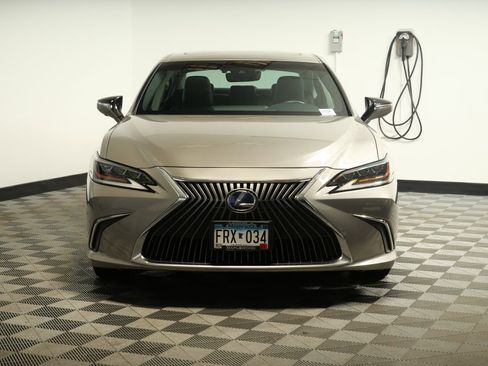 Used 2020 Lexus ES 300h w/ Accessory Package 2 image 2