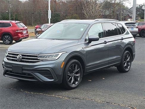 Used 2023 Volkswagen Tiguan SE w/ Panoramic Sunroof Package image 3