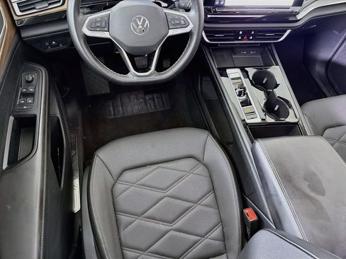 Used 2024 Volkswagen Atlas SE w/ Panoramic Sunroof Package FWD image 28