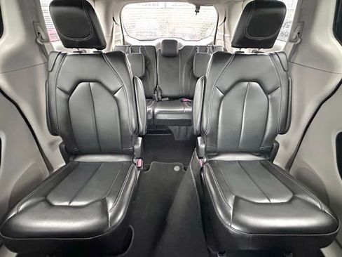 Used 2023 Chrysler Pacifica Touring-L image 24