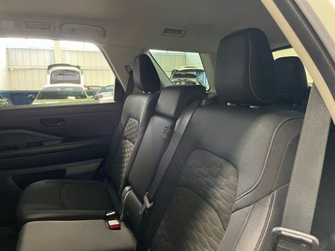 Used 2024 Nissan Pathfinder SV FWD image 18
