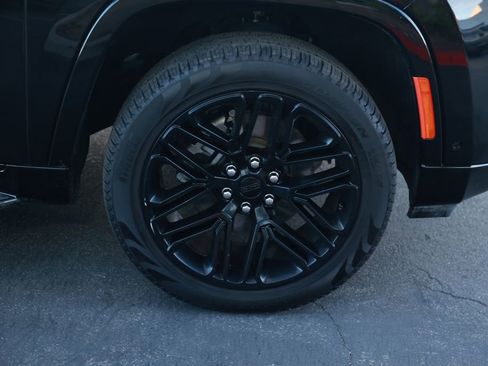 Used 2024 Jeep Wagoneer Series II RWD image 8