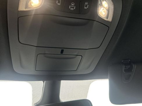 Used 2025 Chrysler Pacifica Select image 14