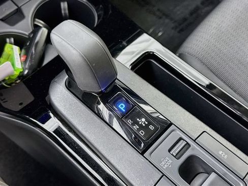 Certified 2025 Toyota Prius LE FWD image 18