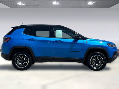 Used 2025 Jeep Compass Trailhawk AWD/4WD image 8